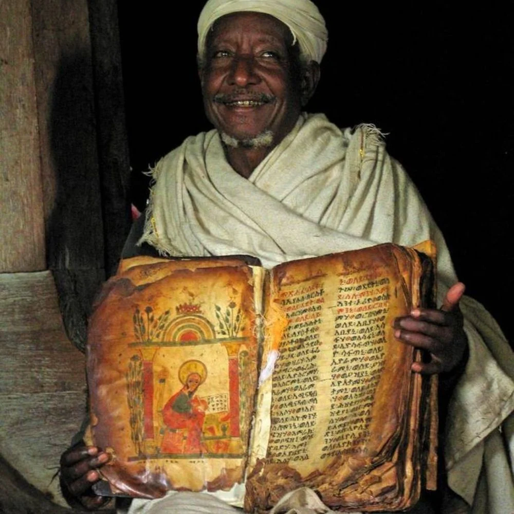 Homem etíope segurando uma Bíblia antiga